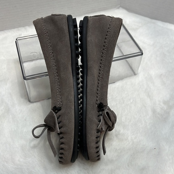MINNETONKA Suede Moccasins, gray size 6 - Picture 9 of 13